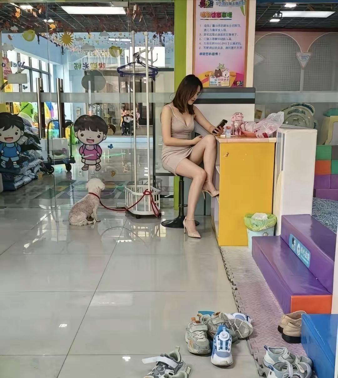 一般情况下，宝妈不会这样等娃吧？