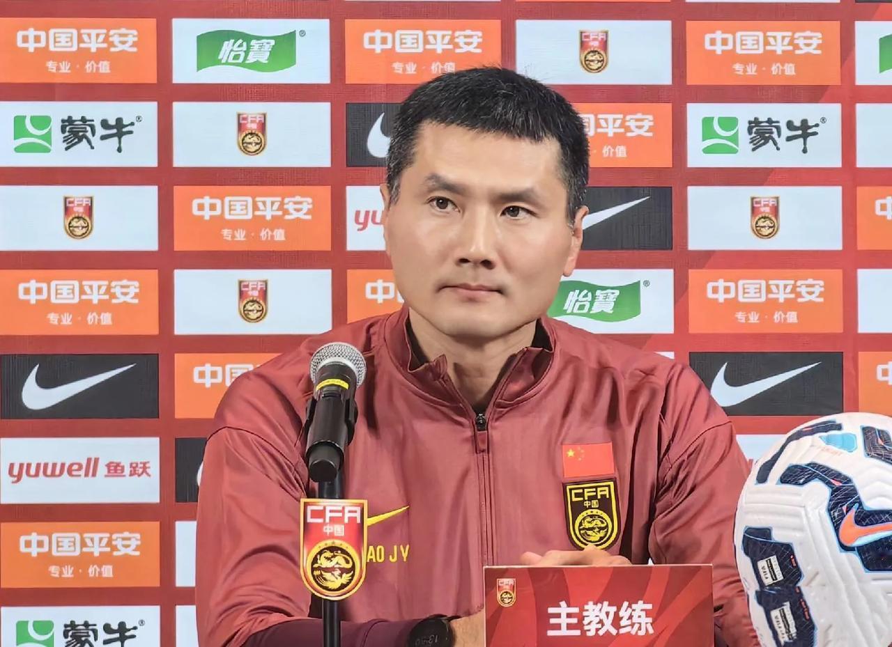 国足主帅邵佳一透露了老将入选国足的原因。
他在媒体见面会上接受记者采访时表示，之