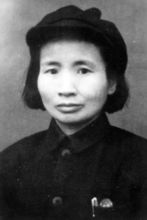 1960年冬天，钱瑛到甘肃考察，谁料司机中途迷路，突然发现前面沟里有烟轻轻飘出，