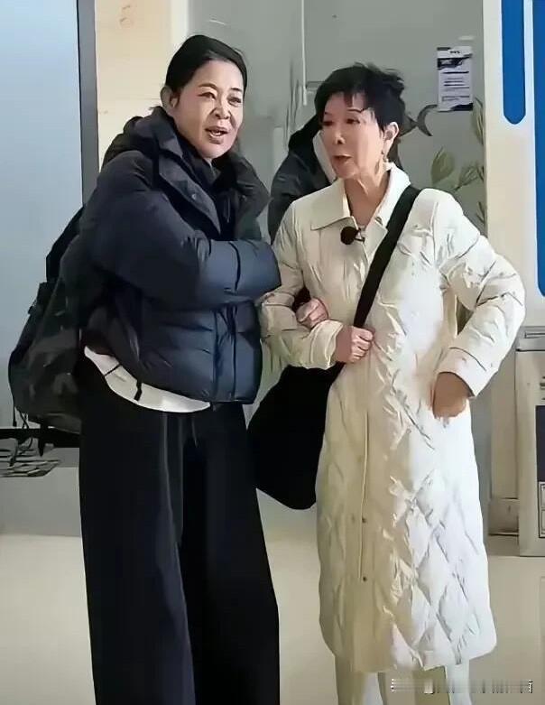 她们的表情不仅僵硬，而且衣品也太一般了 ，这样的打扮走在商场里，真的没有平常菜市