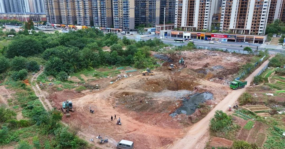 衡阳这所中学拟开始施工！
近日，衡阳市松亭实验中学地块内开始清表工作。挖掘机伸展