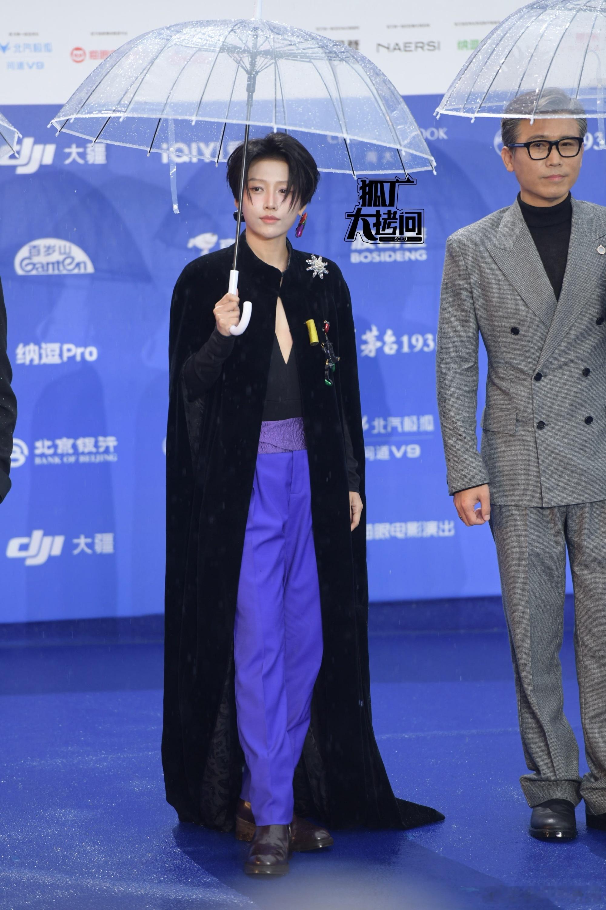 刘雨昕连轴转都这么权威刘雨昕深V内搭刘雨昕深V斗篷造型惊艳，连轴转依旧气场全开，