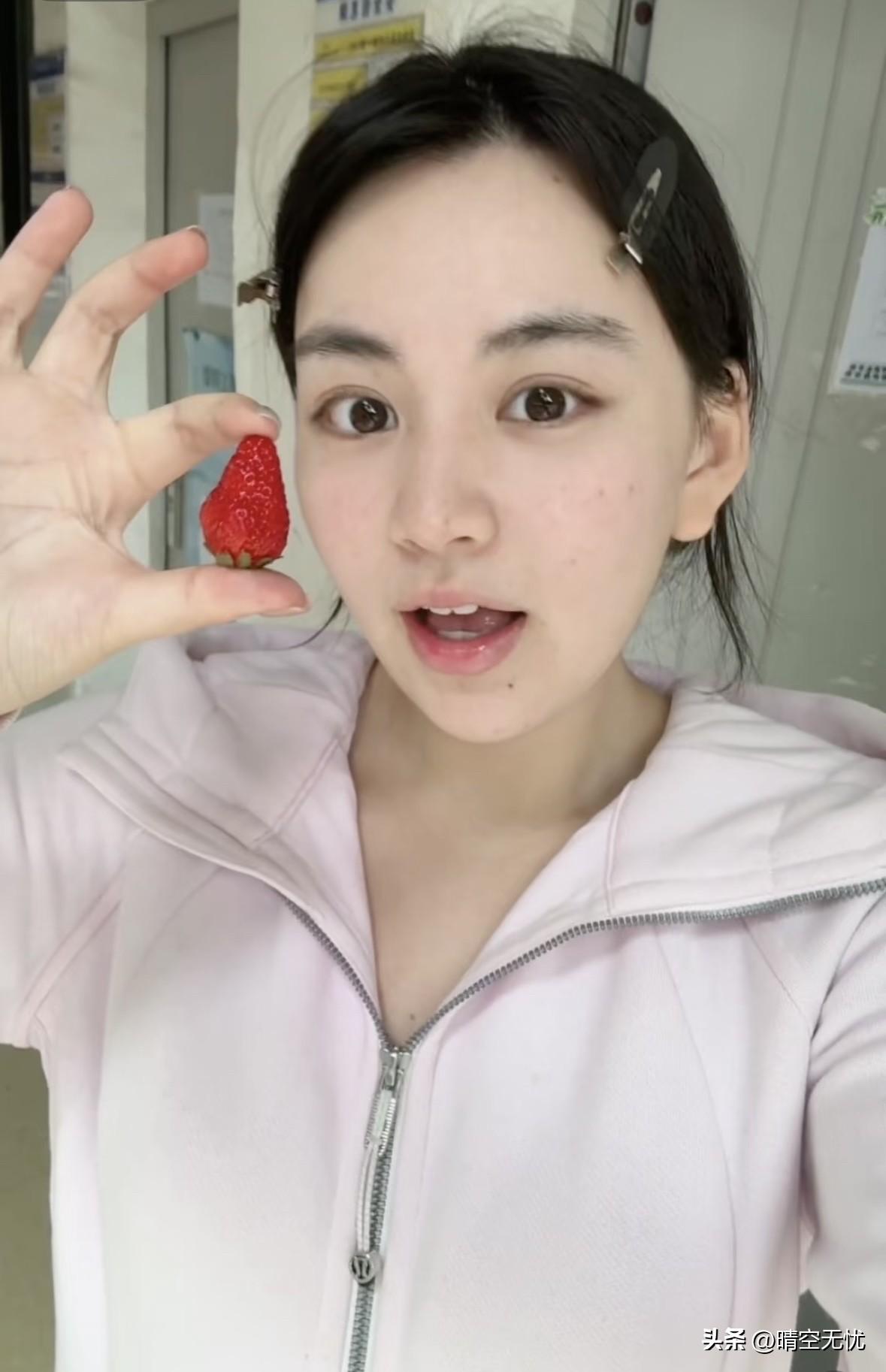 可爱甜妹穿搭分享纯素颜，这个状态怎么样啦，有没有达到中上水平怎么穿搭会让人比较显