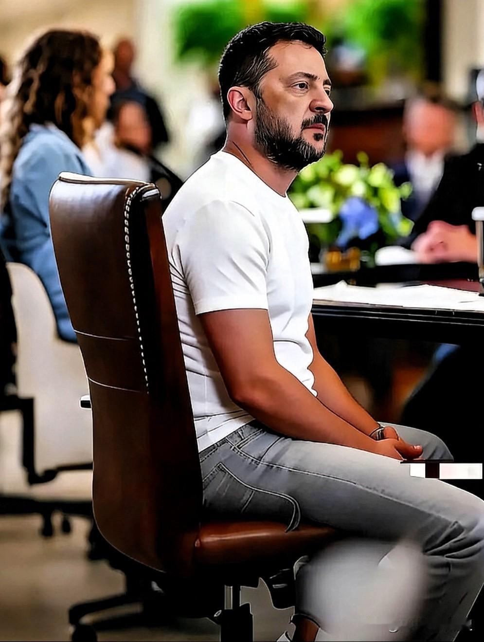 央视新闻一锤定音，这仗看得人直摇头。
堂堂600吨的“猎人”巡逻舰，大半夜让几架