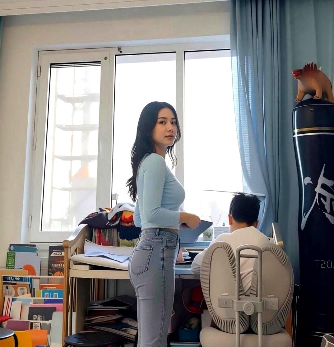 家里请了家教第三周，老公开始准点坐在书桌边，跟老师一起盯孩子，课后还追着问进度、