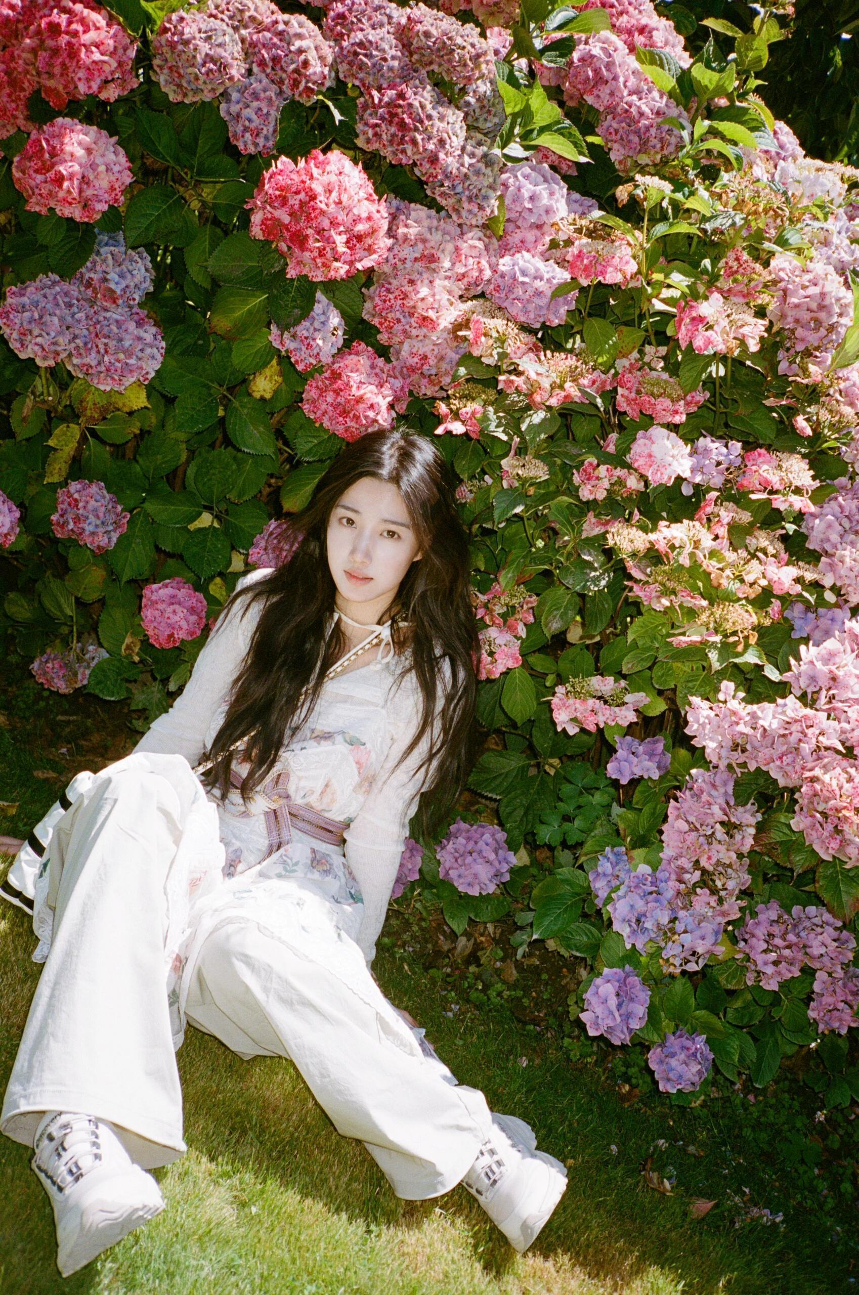 卢昱晓今日更新🌸前三张跟花的合拍氛围好好[好运连连] ​​​