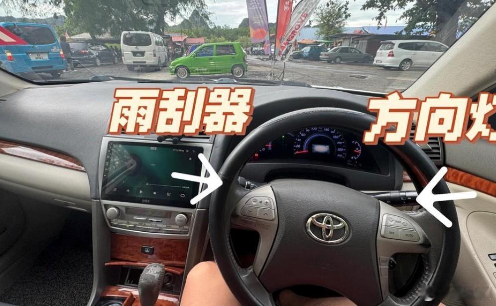 右舵车的 与雨刷拨杆布局常令左舵驾驶员困惑。部分车型采用“镜像设计”，将转向灯拨