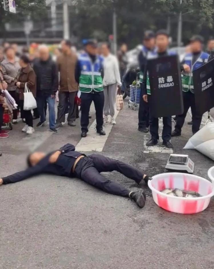 成都鱼贩与城管冲突升级，剪刀对峙致两人倒地！城管局证实：已有人员受伤，警方介入调