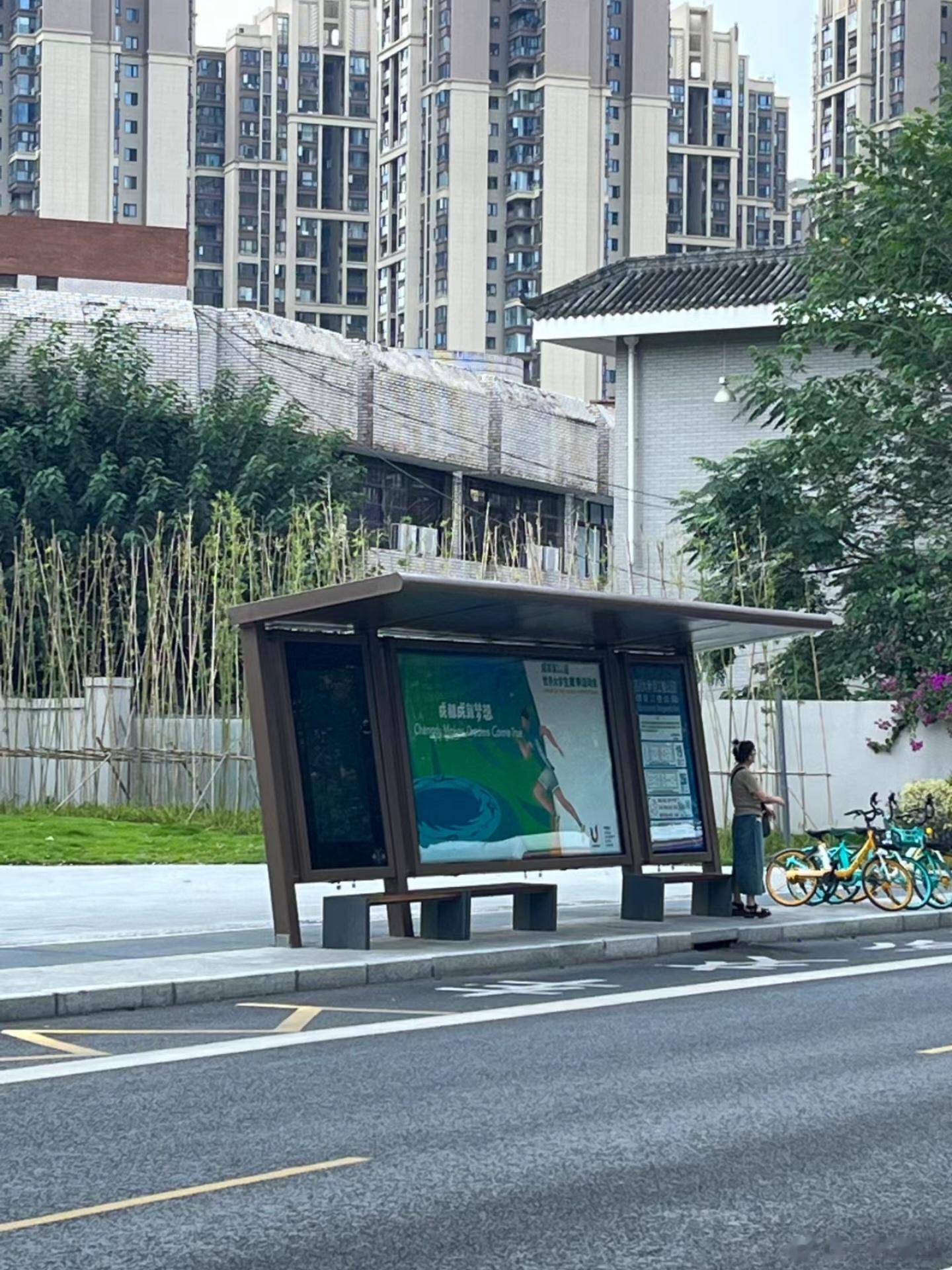 不懂就问，成都的公交车站为什么是斜的？ ​​​