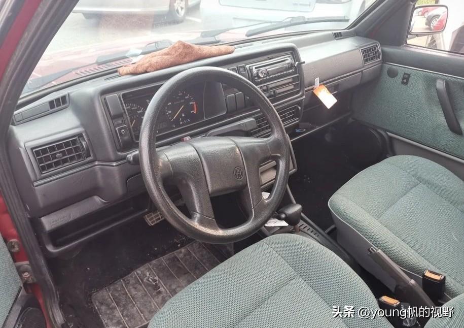 来看看早期的捷达与桑塔纳轿车的内饰。这两款车虽然说是轿车，但内饰的配置可谓是简单