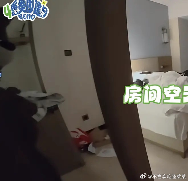 tg张函瑞的房间都是快递盒 