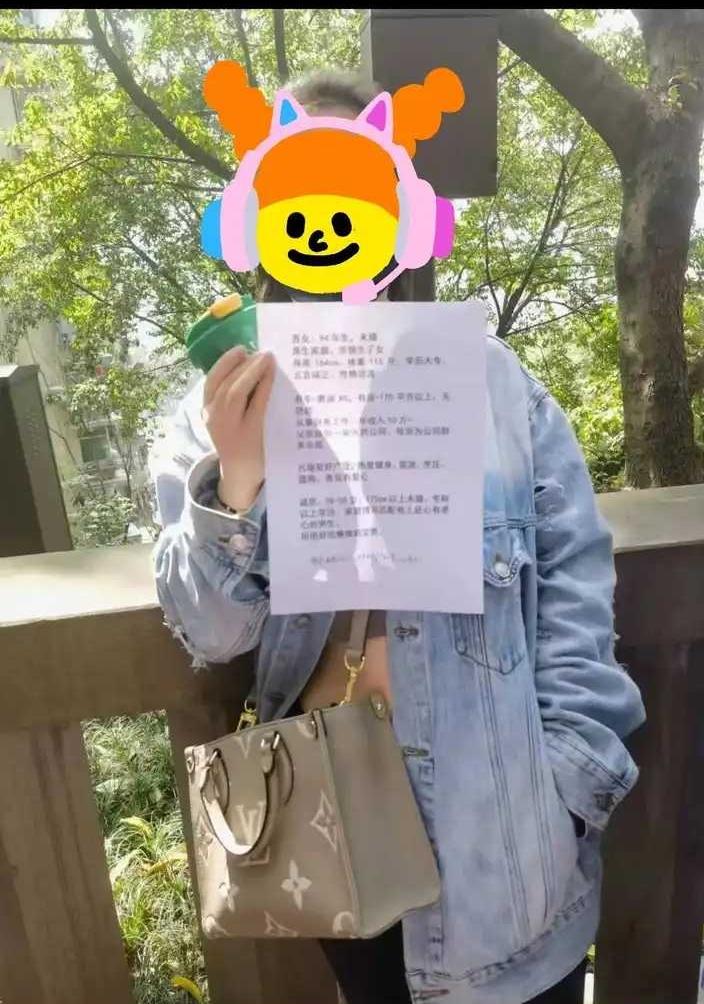 虽说，在公园征婚屡见不鲜，但大多数或只在征婚栏里张贴简介要求，或是父母长辈亲戚出