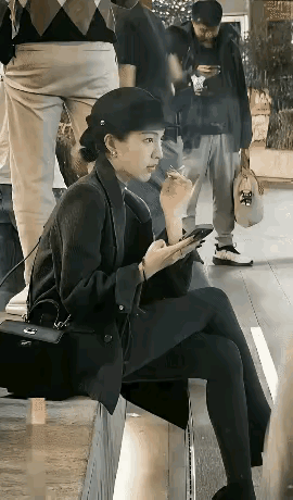 你反对女人抽烟吗？据说，女人内分泌容易紊乱，先天不具备抽烟的条件，不应该抽烟，就