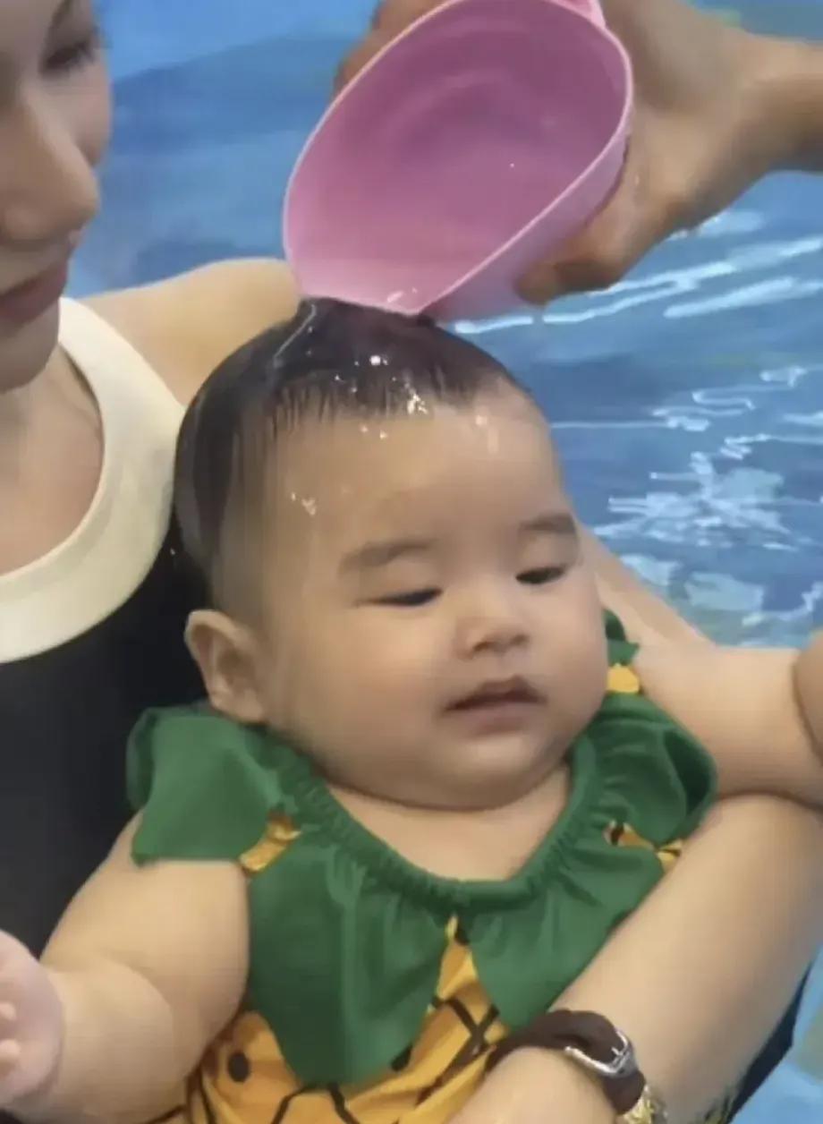 汪小菲这个小儿子，简直是来报恩的，长的好又不认生谁都能抱住他
汪小菲家的小儿子，