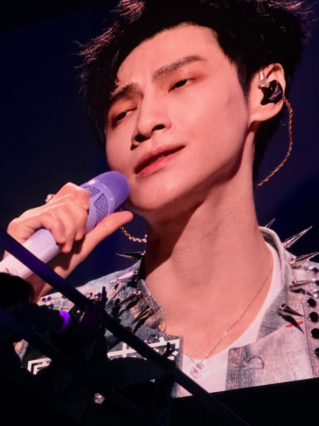 罗云熙又给我带惊喜来了 罗云熙的舞台，每一次都是全新的惊喜！拼接套装彰显时尚品味