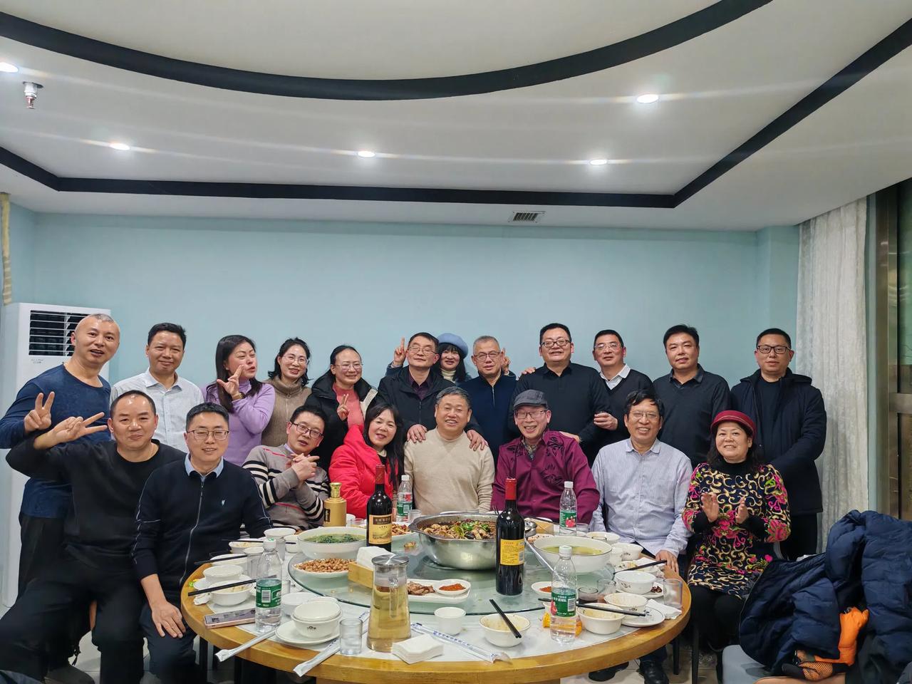 鹧鸪天

同学聚会
       ——南木子
欢天喜地过蛇年，
华夏腾飞把梦圆。