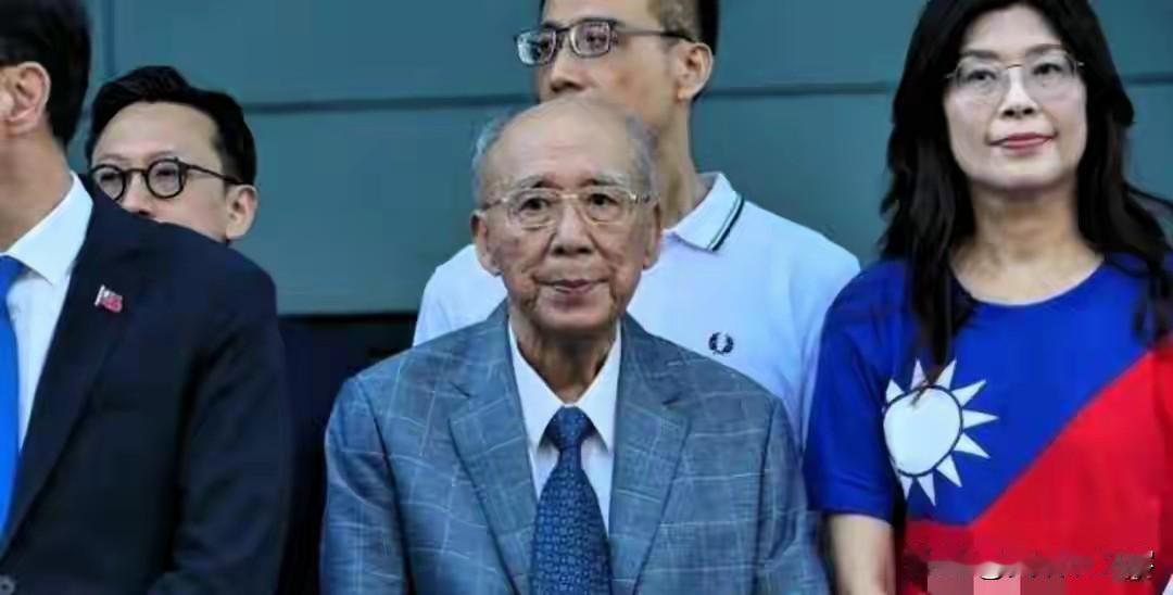 他叫吴伯雄，今年87岁了，土生土长的台湾省人，他中国国民党前主席，尽管走路不稳靠