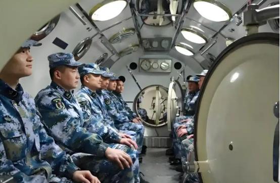 潜艇兵凭什么拿解放军里的最高工资？看完他们水下几十天的日子，才知道那点钱根本不算