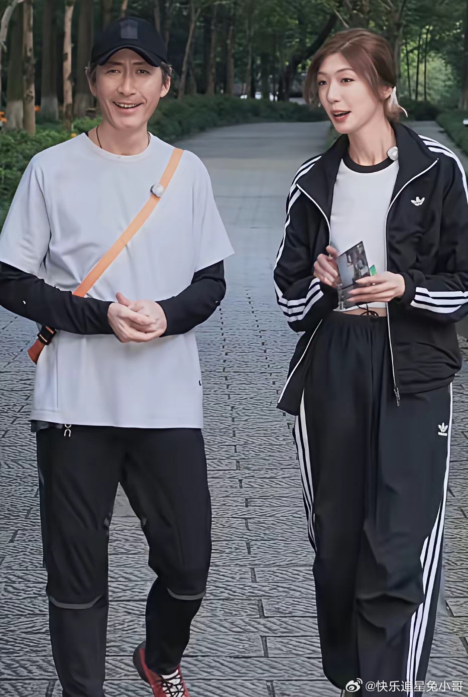 张子健与女儿张依依逛杭州西湖的景区玉泉鱼跃圆拱门，张依依是张子健与前妻李婷所生，