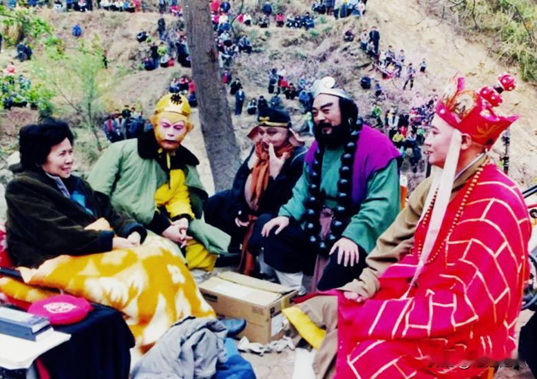 86版西游记师徒，为什么几十年不愿意提导演杨洁？核心就是片酬的疙瘩。
 
小时候