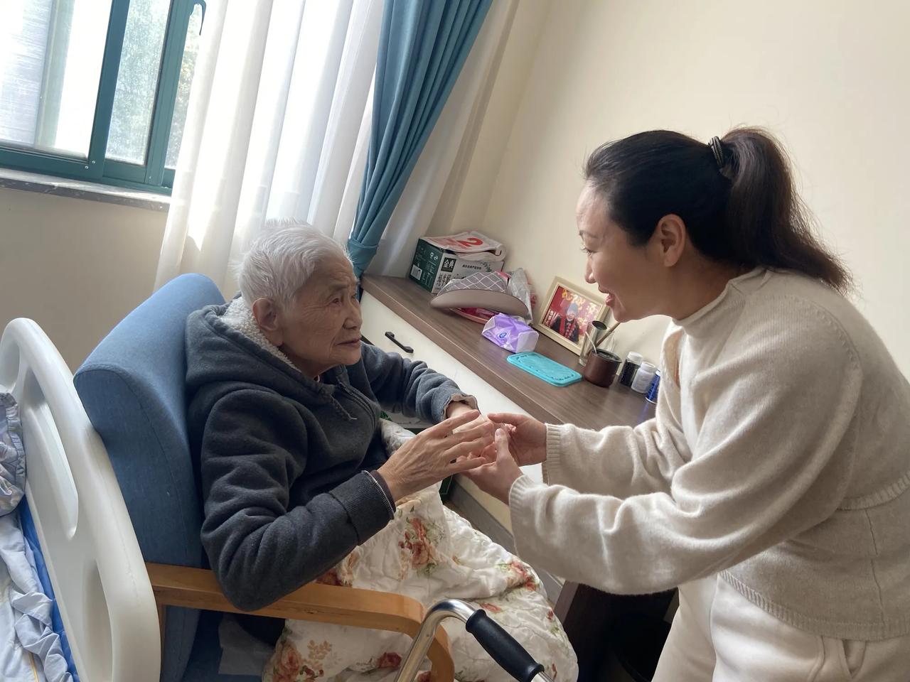 老妈月退休金7000，姐妹三人，到底该不该送养老院？
家里老母亲每个月退休金有7