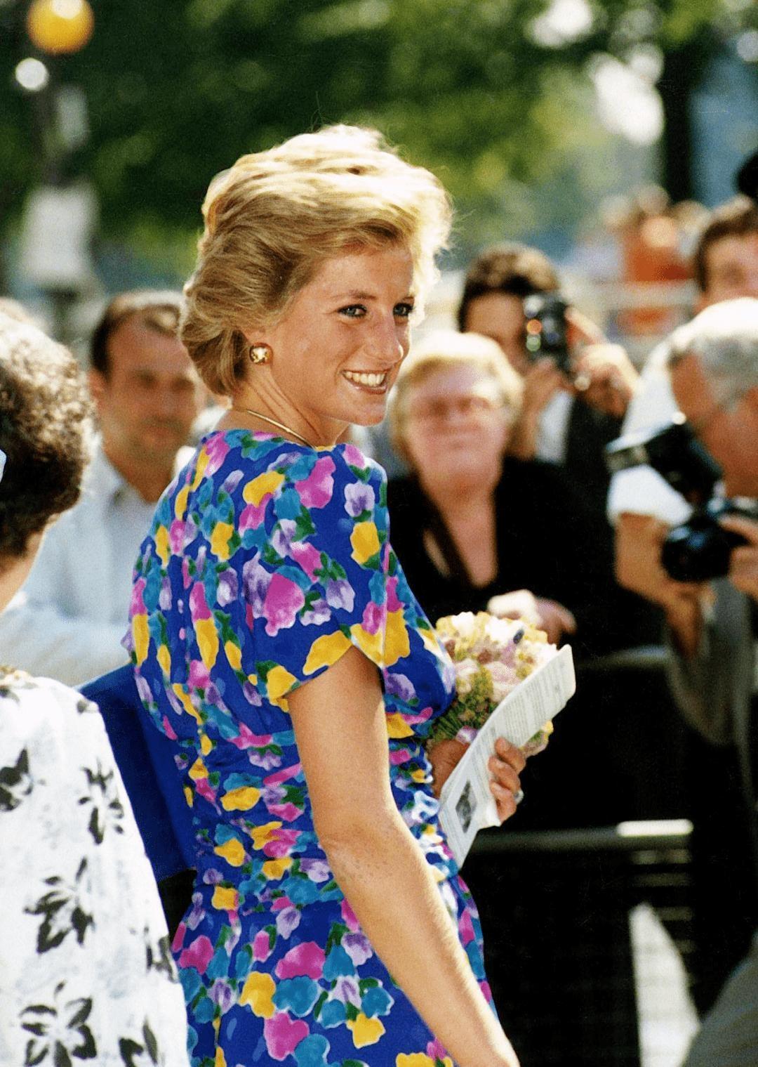1992年，戴安娜和查尔斯的婚姻早已名存实亡，对外却还得装恩爱。

这种假日子，