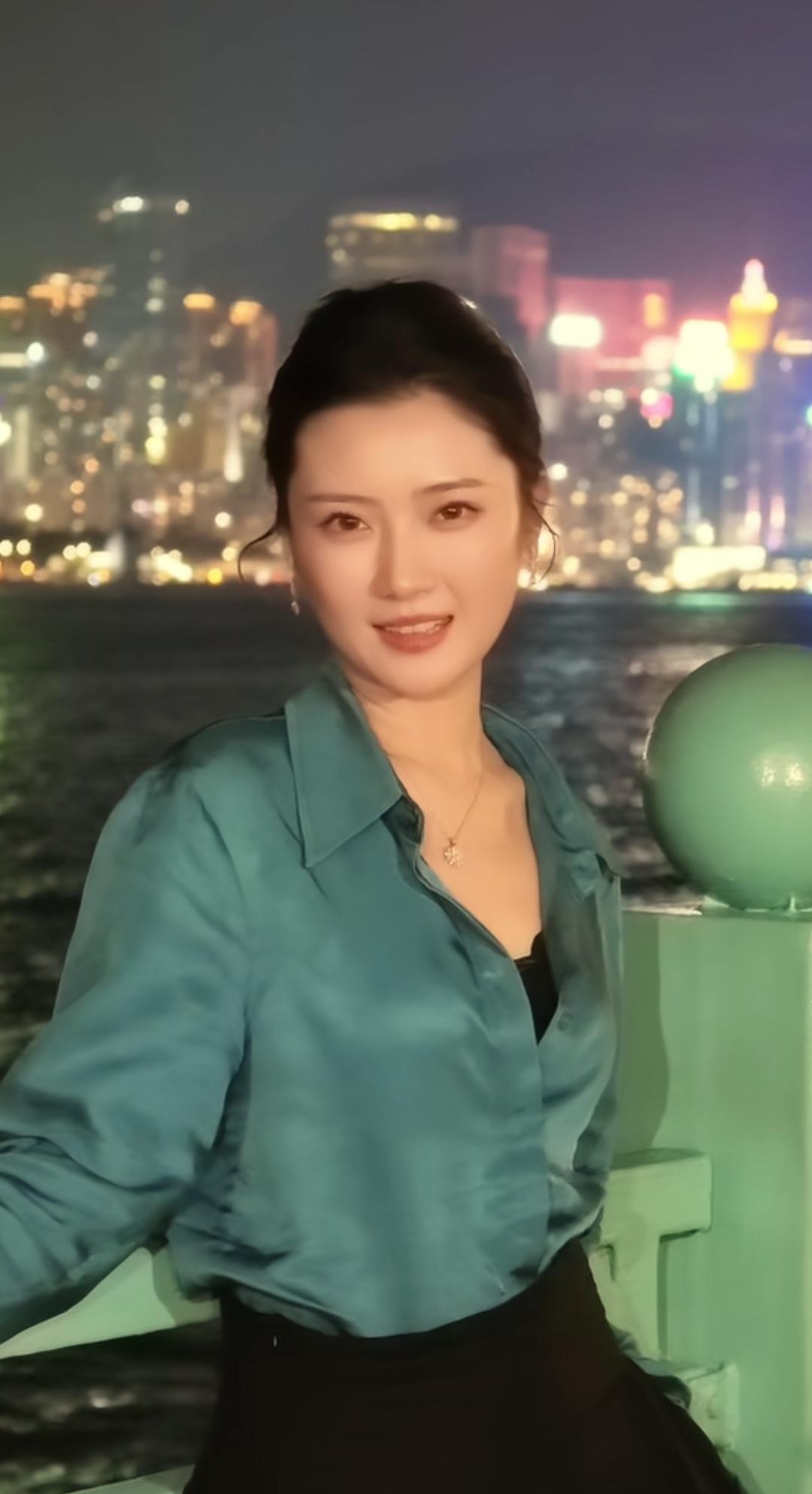 十年前给闺蜜拍的珠江夜景，那时候人还是精神的，眼睛里还是充满期待的。
如今，景还