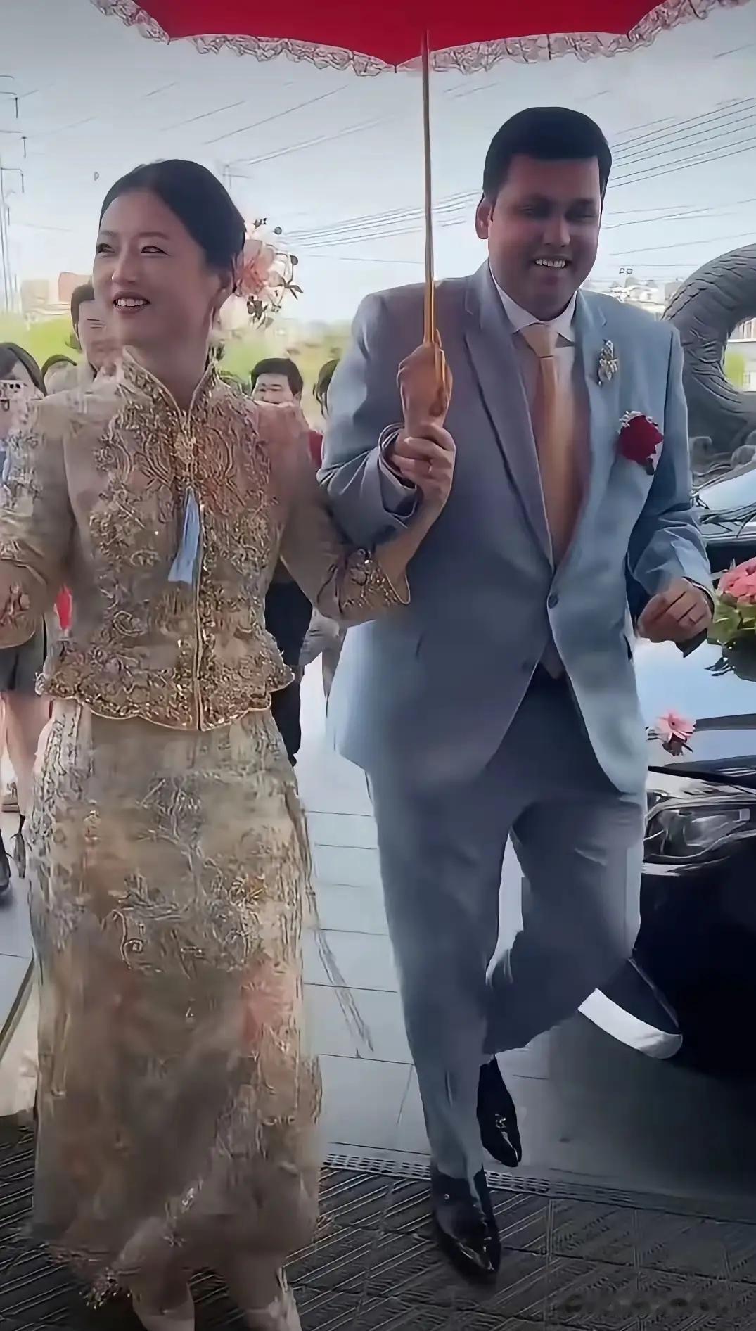 又一位中国安徽的漂亮姑娘嫁给了印度男人，她那个印度夫君长得真壮实，膀大腰圆的。这