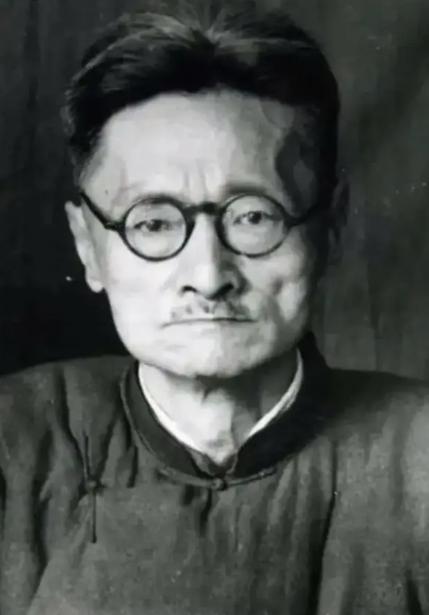 一九二八年暮秋，皖地安庆。

安徽大学校长办公室的桌面上摊着两份东西：一份是处分