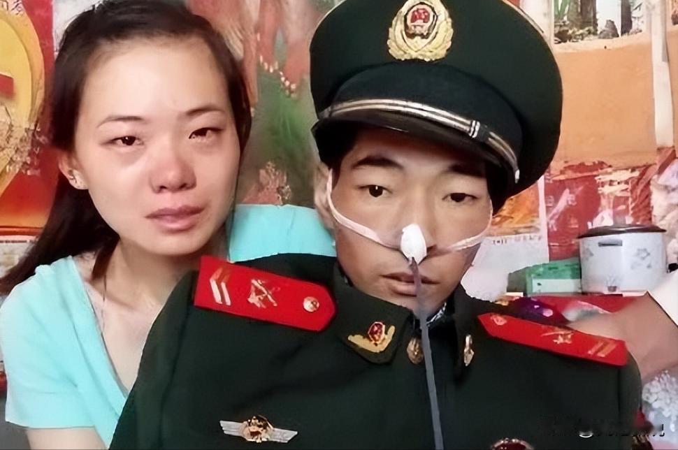照片上的这个人穿着军服，瘦骨嶙峋，他用尽了全力，只为和妻子拍下最后的合影，因为他