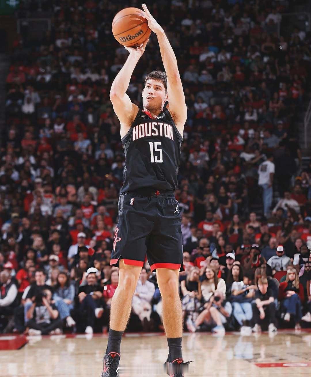 谢泼德谈投篮距离越来越远：“是的，远距离投篮让整个球场对我来说变得更开阔了，这很