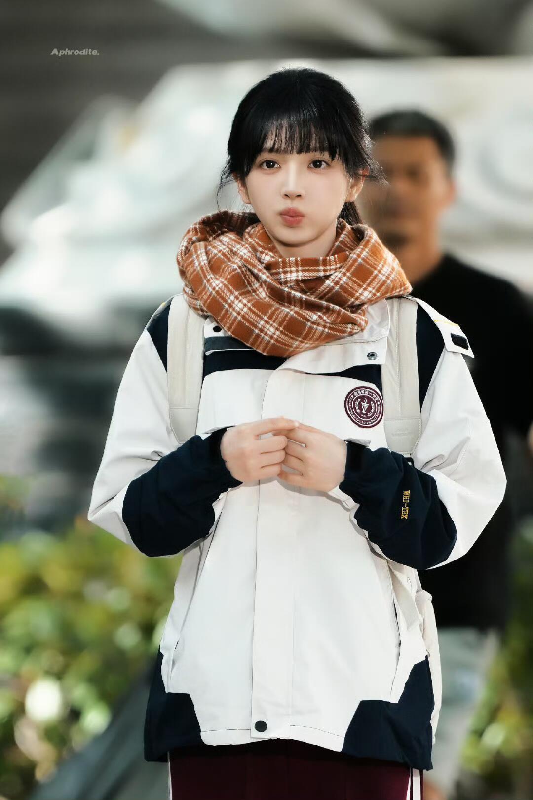 胡一天给田曦薇戴围巾路透这就是胡一天给田曦薇这个天才女友戴的围巾吗[柯基][do