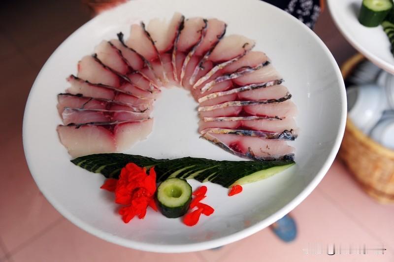 鱼生 第一次看到这样描述。我就是这样的土包子。

鱼生是啥？就是生鱼片，乖乖。