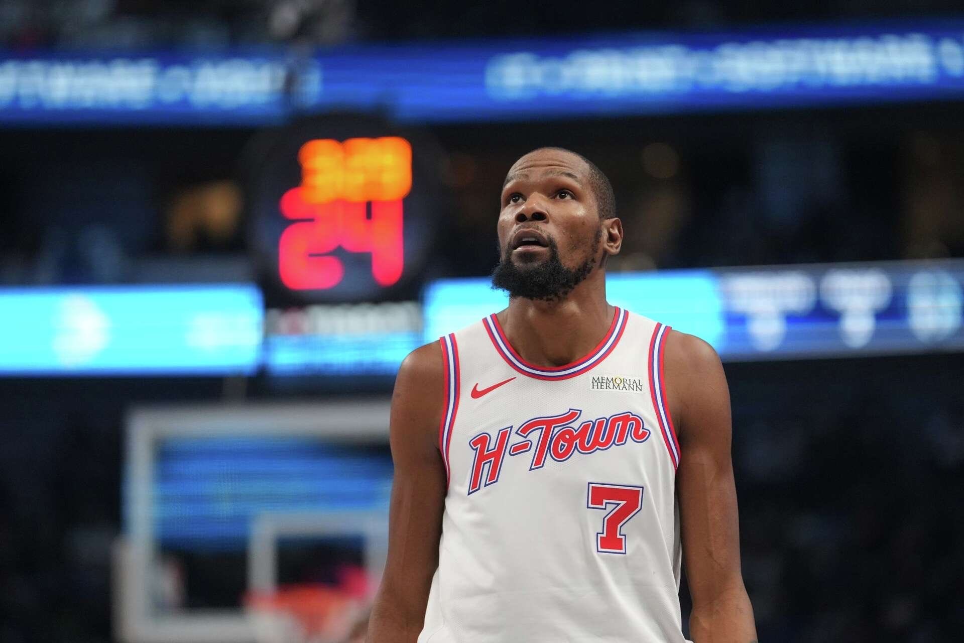 连续两场打37分钟；连续两场18分；连续两场上下半场大起大落；在连续失利下，杜兰