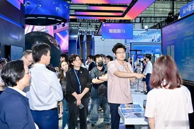 在第九届数字中国建设峰会期间，中国移动以“聚智向新 共育智能经济新形态”为主题，
