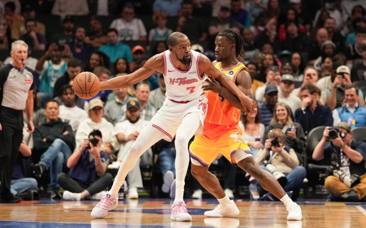 经过了这段时间的休息，体力充足的杜兰特还是那么强，全场20投14中，其中三分球4