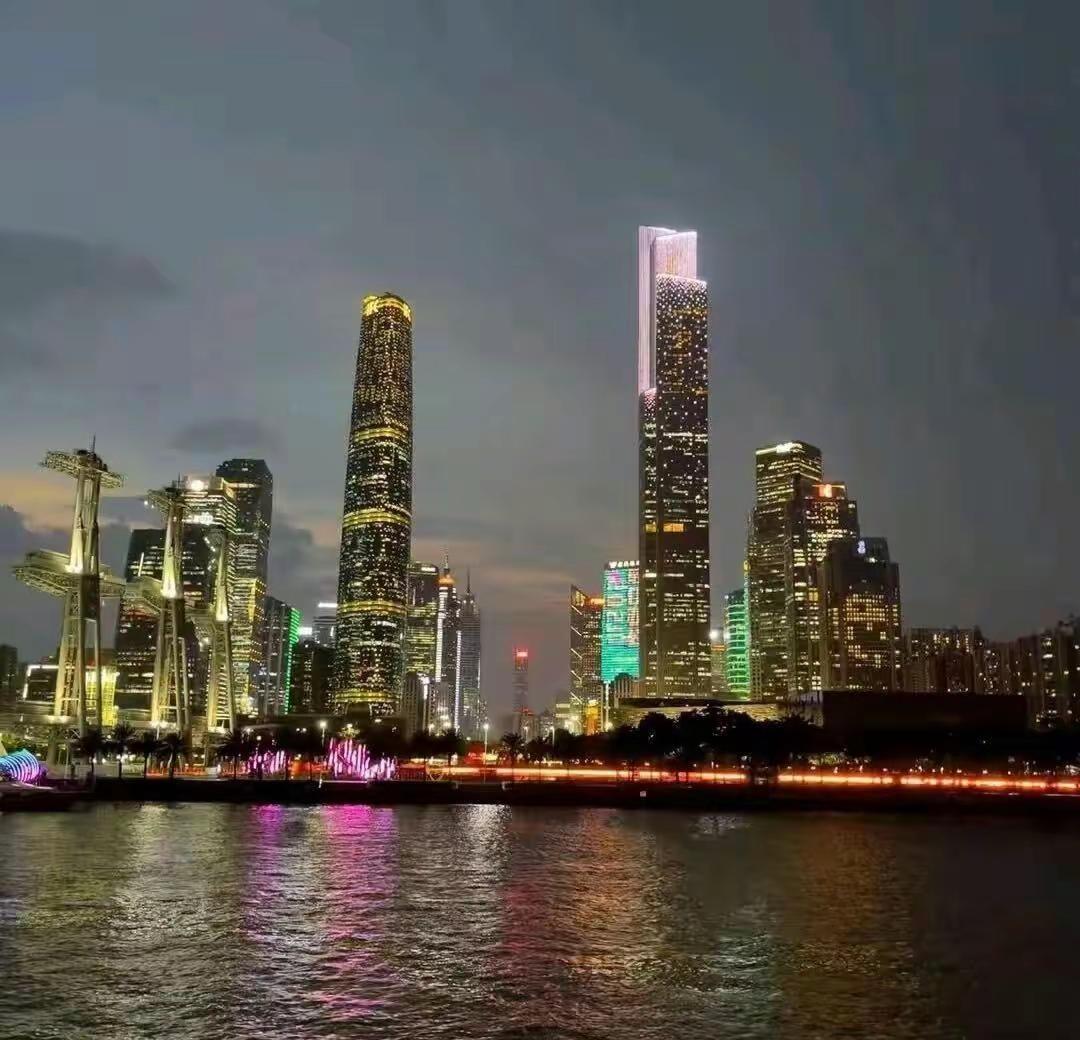 自己一个人来这里散散心，看看夜景！已经看透一切！