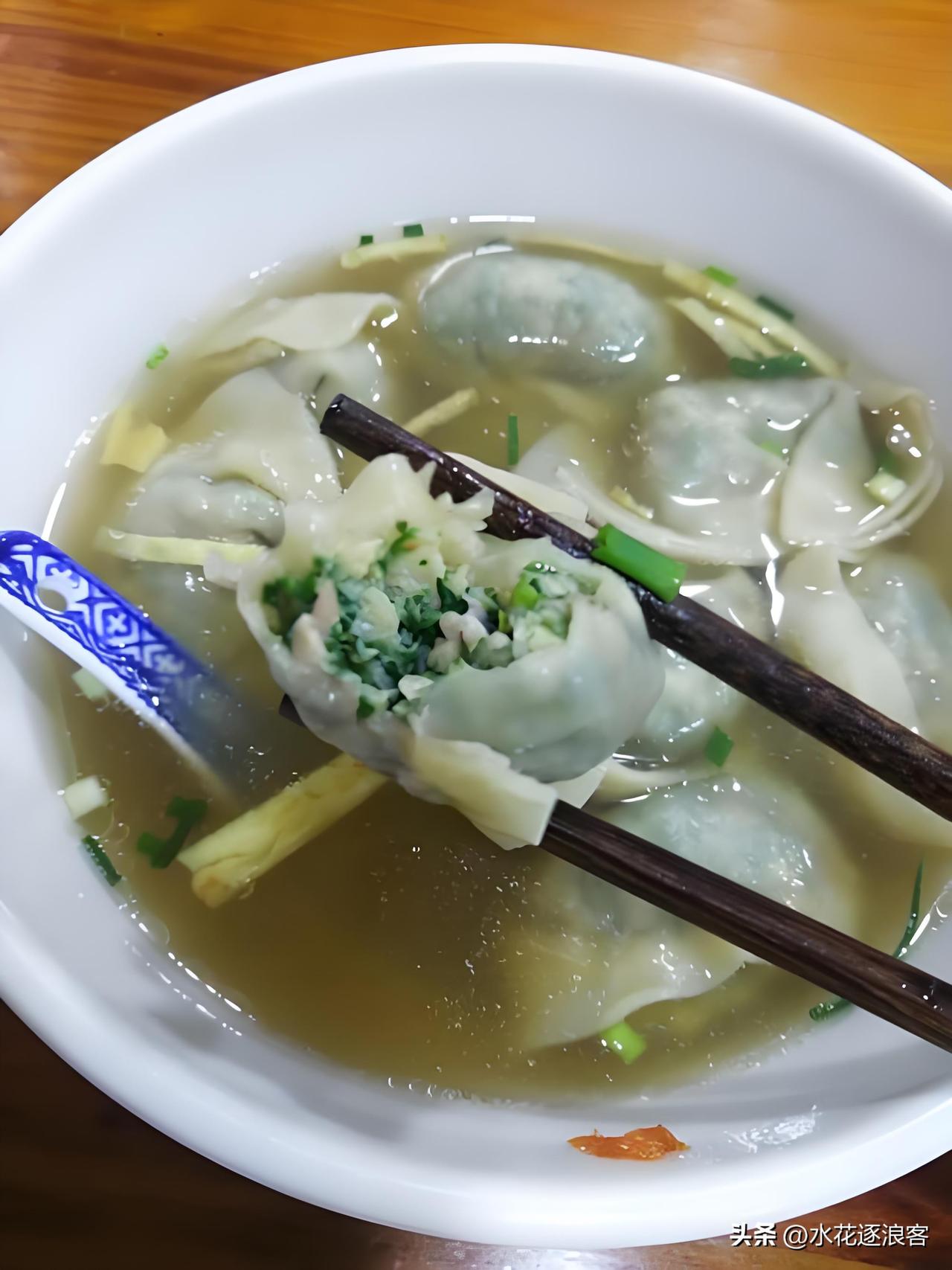 那碗馄饨端上来时，热气氤氲，一下子就模糊了视线。

薄如蝉翼的皮子里，透出隐约的