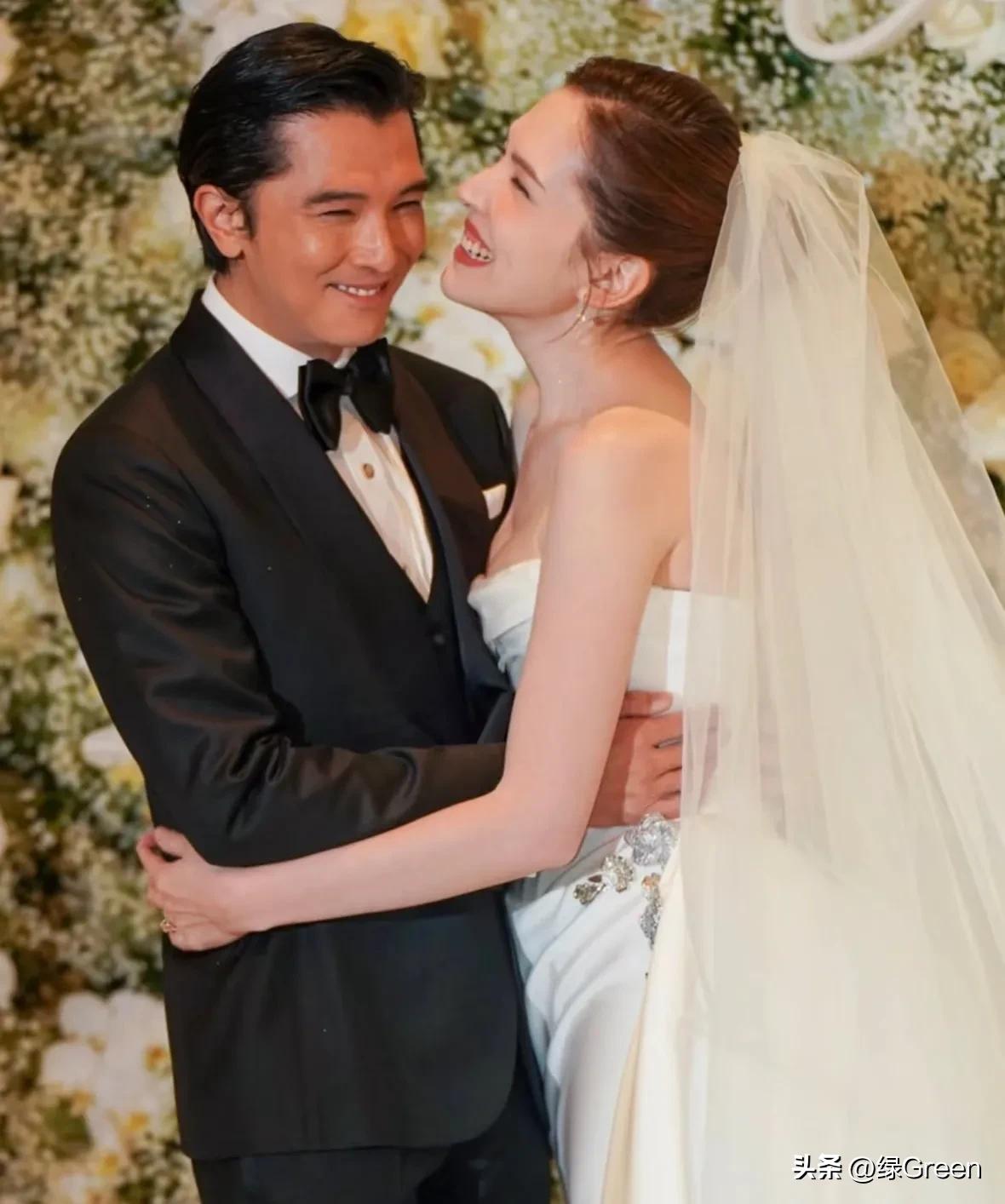 看了邱泽许玮甯的婚礼，
让我明白一件事，
那就是婚礼可以补办，
但是爱从来没有迟