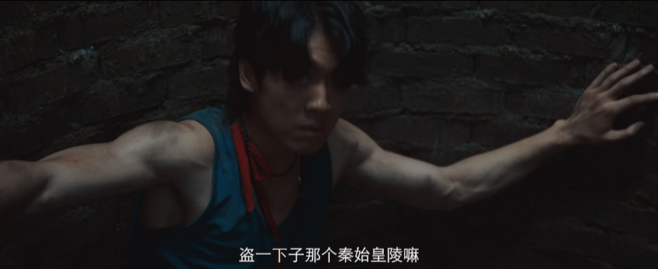 烧饼在低智商犯罪cos贾冰 低智商犯罪形象与神态高度神似贾冰，全程操作荒唐又搞笑