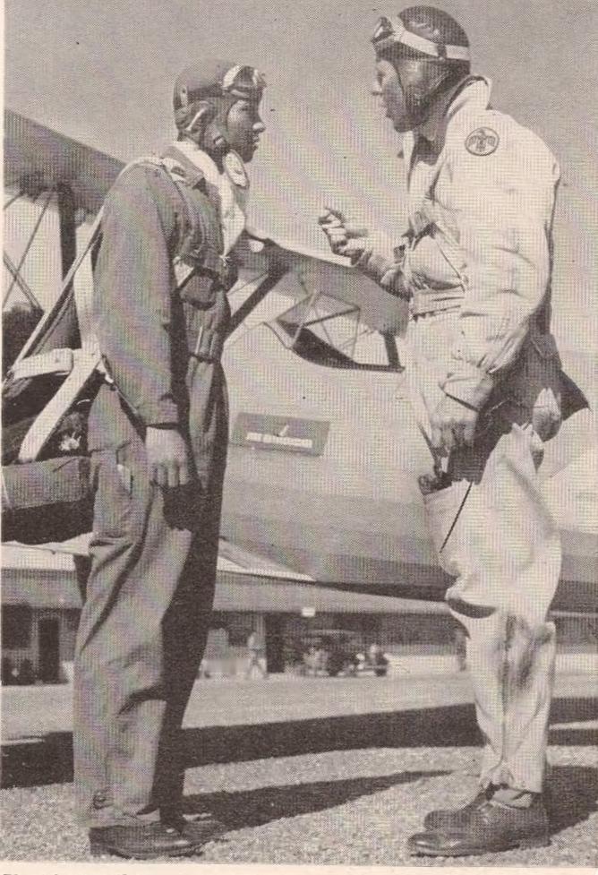 中国空军学员远渡重洋，奔赴美国亚利桑那州雷鸟基地，于美国空军教官的悉心指导下，系