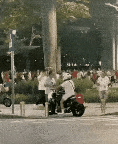 只用了10秒钟。
大爷挡着摩托车不让他过去，对着他指指点点，骑手怒从心头起，恶向