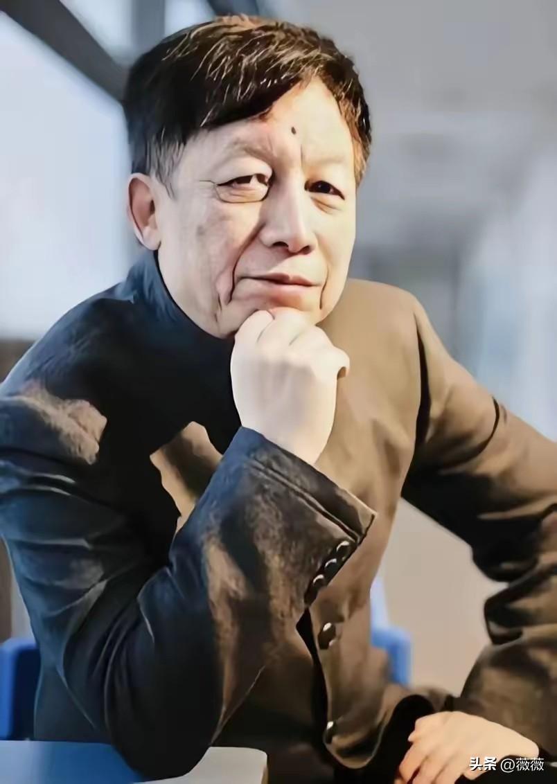 易中天说透了本质的话，让我听后大彻大悟，他说：“反着干，你会舒服很多。上班就是为