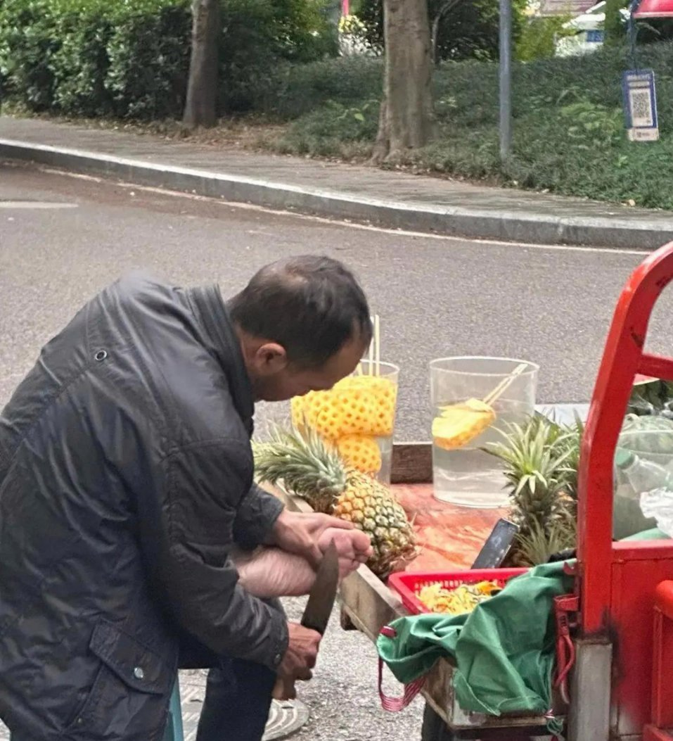 妈呀，太恶心了，以后再不买路边摊菠萝 ​​​