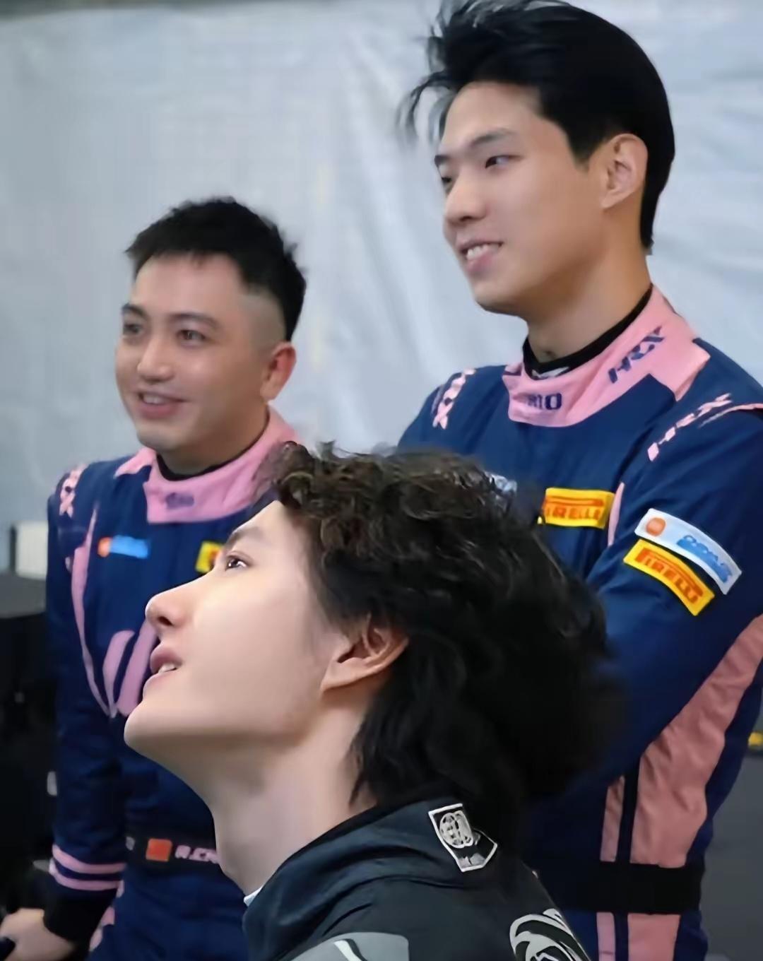 下图充分展示了何谓“明星”！

说到娱乐圈的明星们，大家总以为是被包装出来的，颜