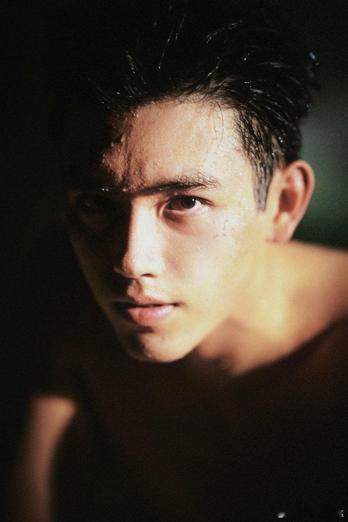 陈飞宇偏偏你最争气 一步一个脚印踏实磨戏，《纯真年代的爱情》拿下云合S+，收视热