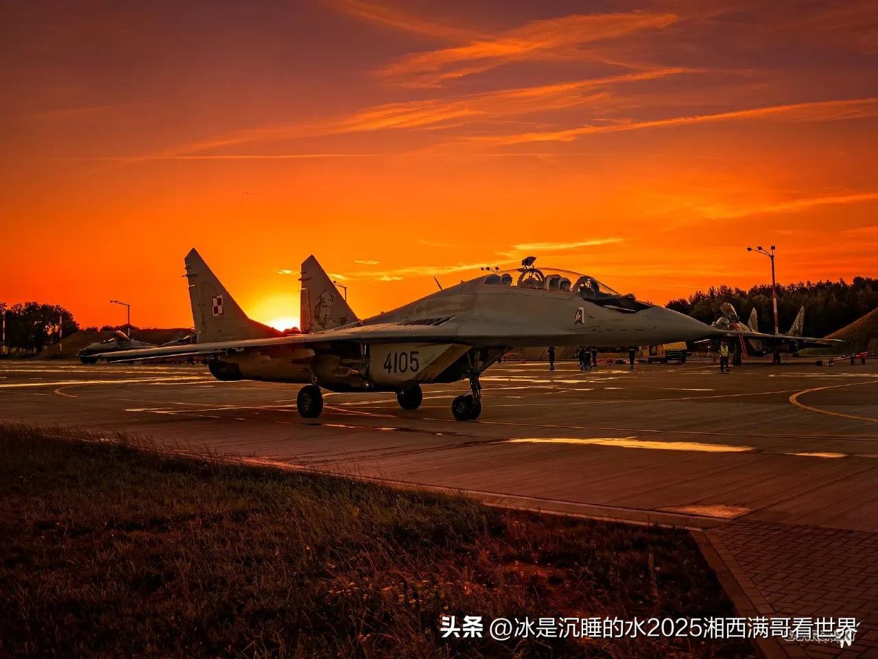 转发分享一组光影交错里的米格-29“支点”前线战斗机的精彩靓图。这款以高机动性能
