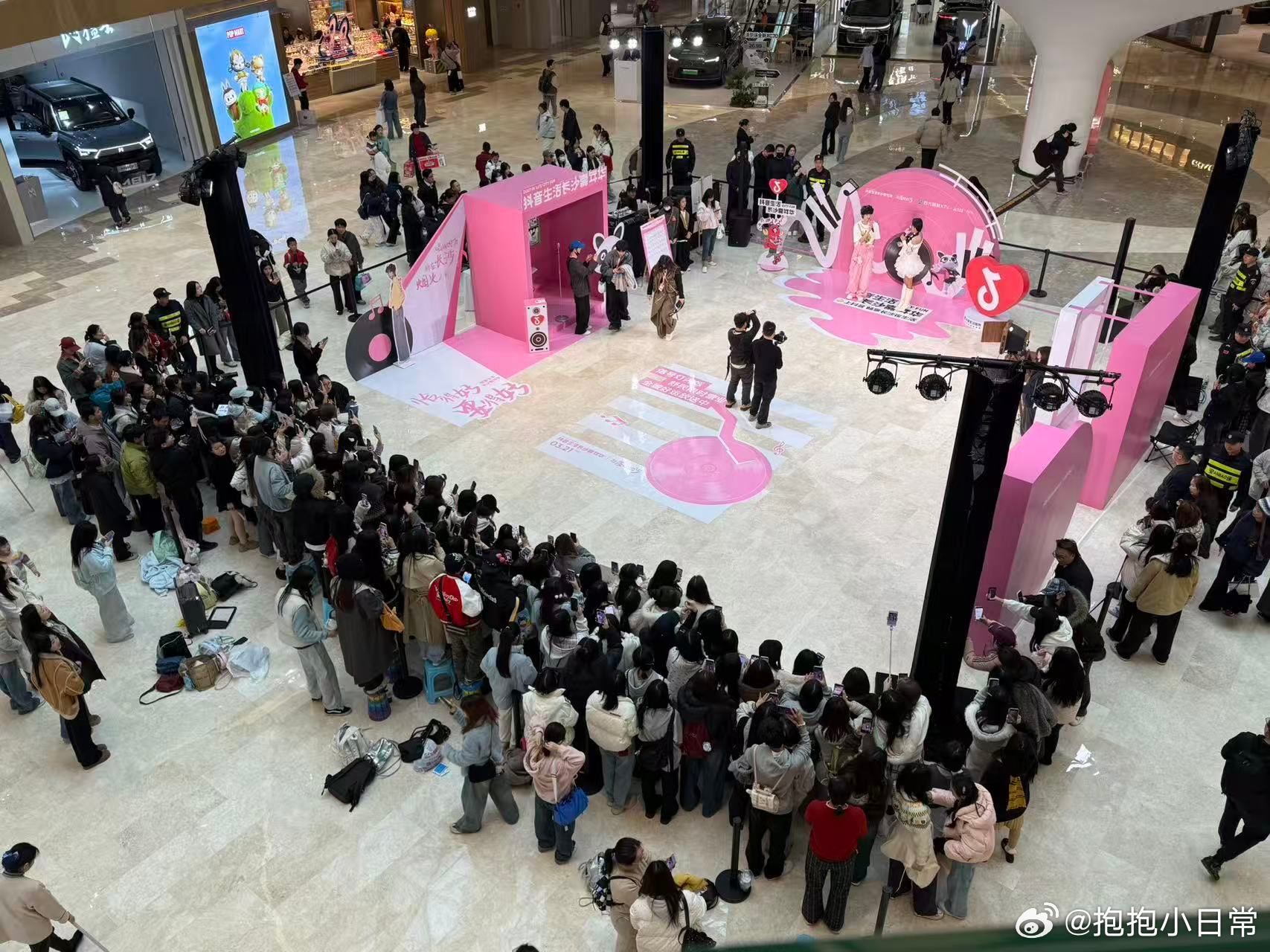 文舒民 原本想着去文舒民长沙活动凑个热闹，没想到现场人这么多，我像个无头苍蝇一样