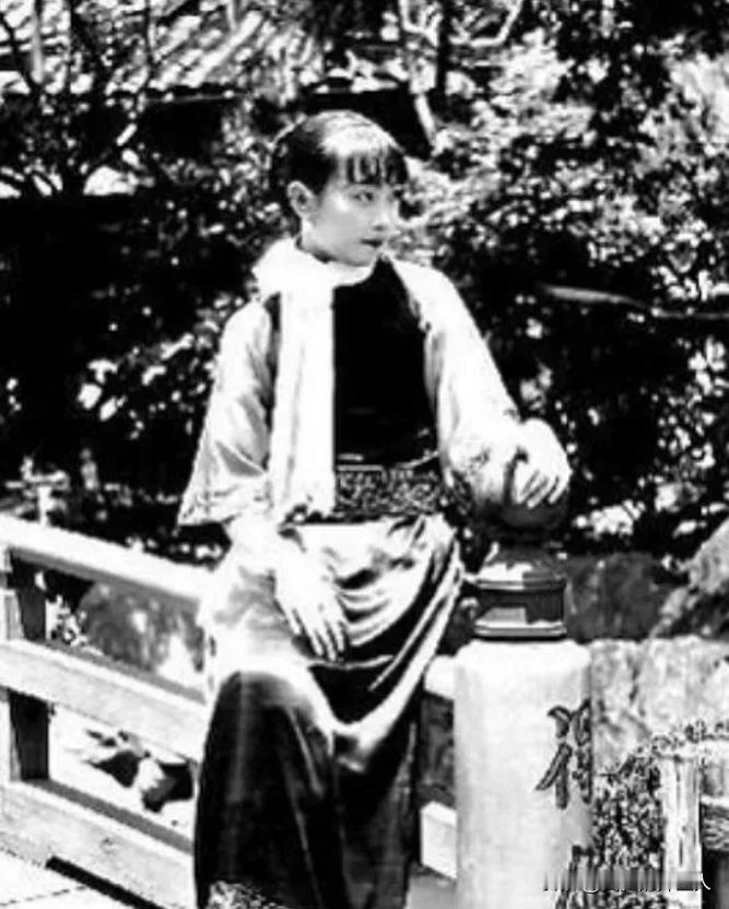 1940年深夜，民国大美女郑苹如，被秘密押到小树林执行枪决。特务垂涎她的美色，犹