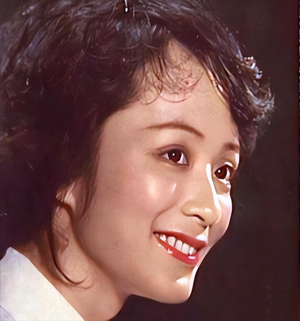 [微风]1997年，知名歌唱家谢莉斯在日常用餐时，突然感觉嘴巴麻木，不受控制地歪